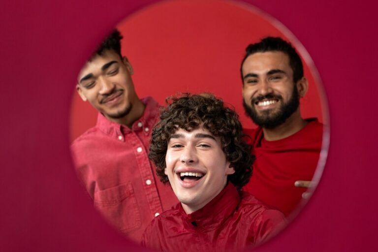 4 Zodiac Pairs That Laugh The Most Together According to Astrology